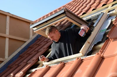 Pose de fenêtres de toit Velux à Poupas